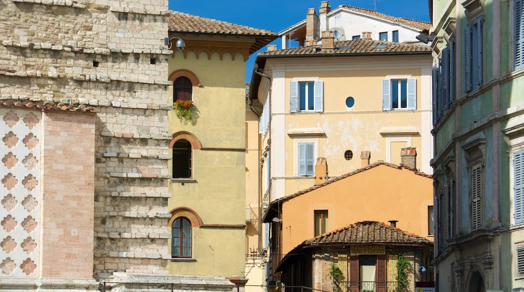 Piazza IV Novembre showing a city and heritage architecture