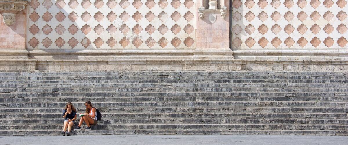 Piazza IV Novembre mostrando patrimonio de arquitectura y una ciudad