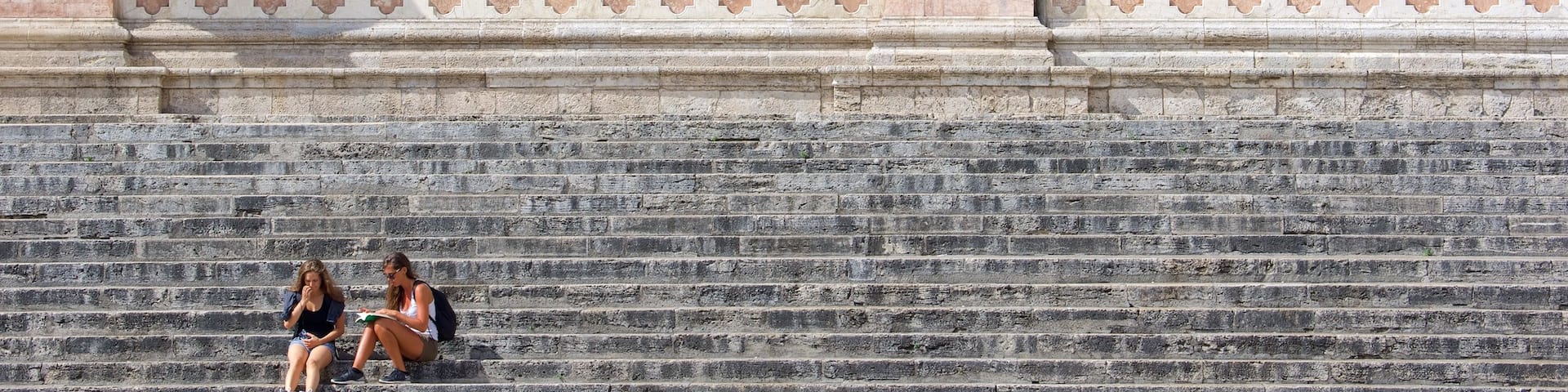Piazza IV Novembre showing a city and heritage architecture