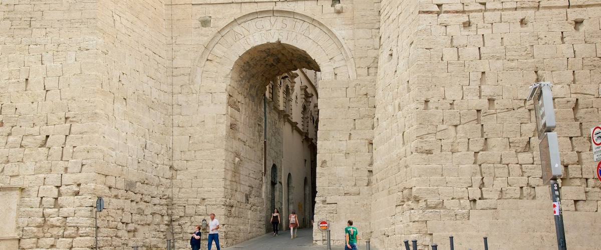 阿爾科伊楚斯寇古堡 呈现出 歷史建築 以及 一小群人