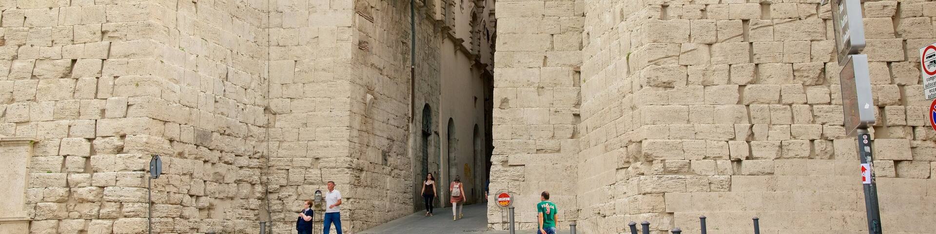 Arco Etrusco which includes heritage architecture as well as a small group of people