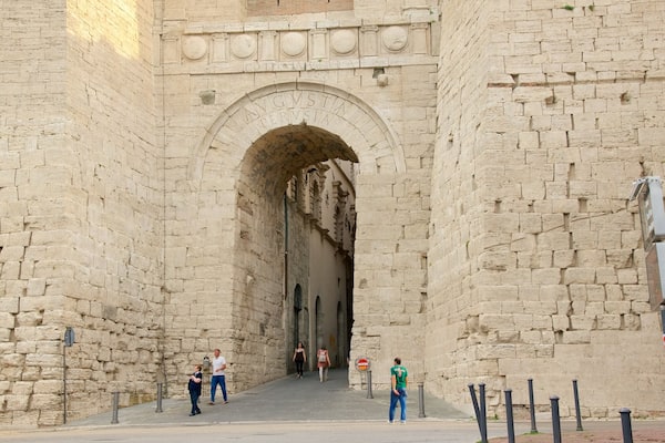 Arco Etrusco presenterar historisk arkitektur sÄvÀl som en liten grupp av mÀnniskor