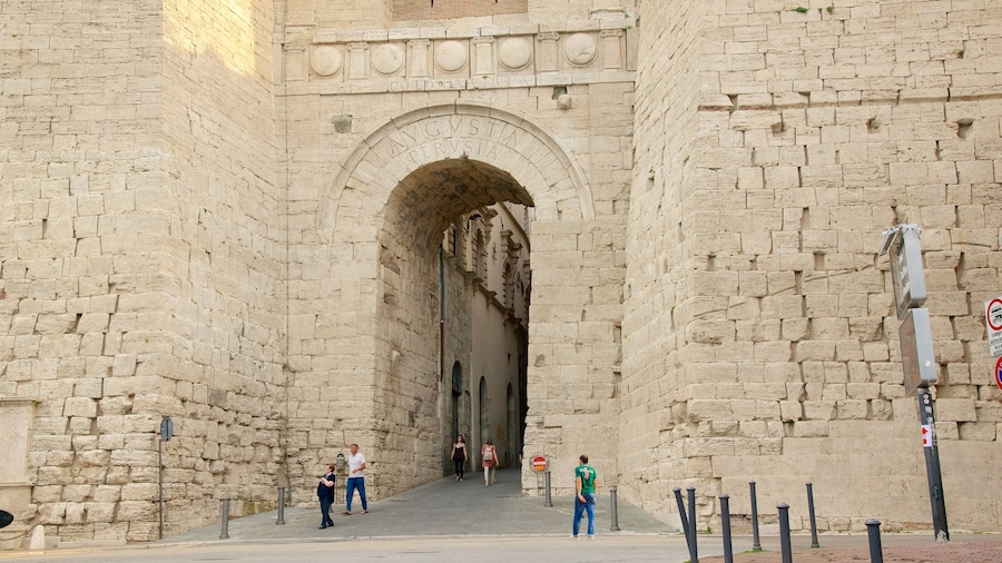 Arco Etrusco showing heritage architecture as well as a small group of people