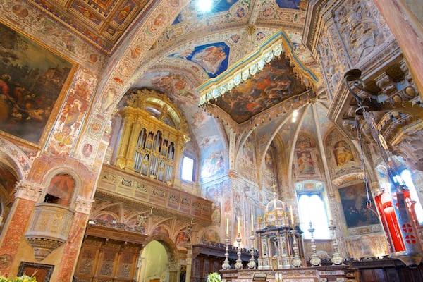 Basilica San Pietro som inkluderar religiösa aspekter, interiörer och historisk arkitektur