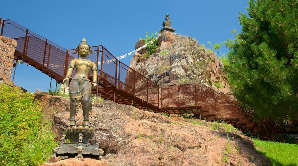 Museo Firmian de la Montaña Messner que incluye una estatua o escultura