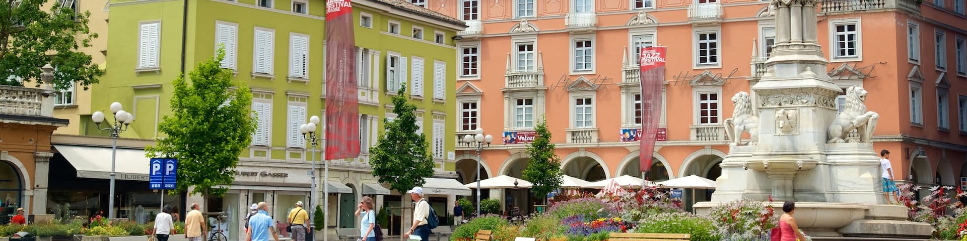 Piazza Walther showing a monument, heritage architecture and street scenes