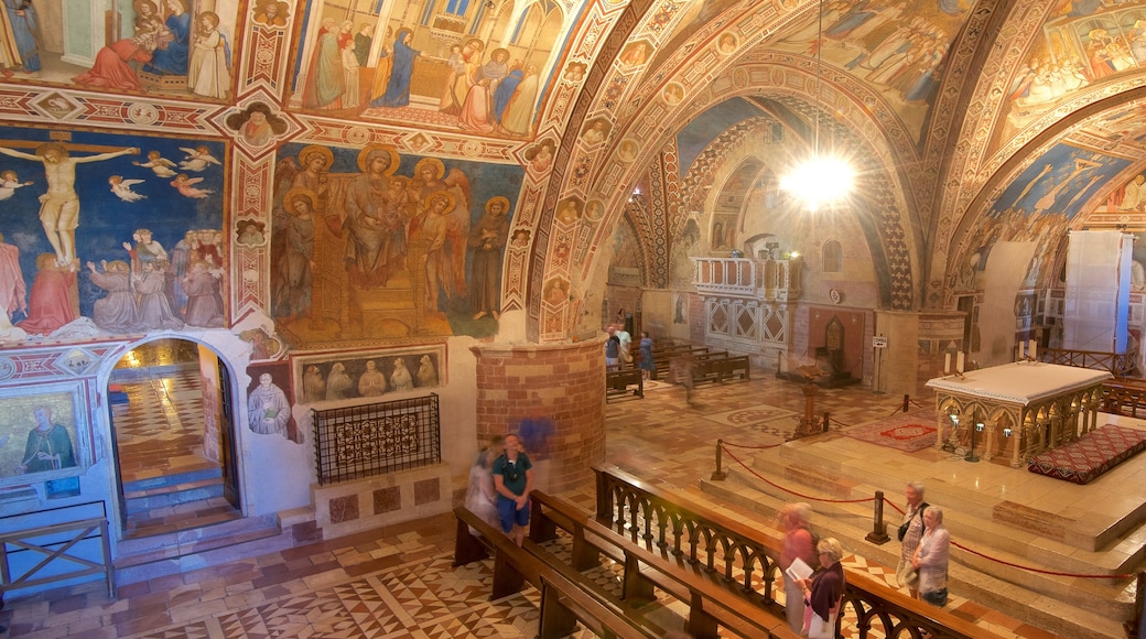 Basílica Papal de San Francisco de Asís que incluye vistas de interior, elementos religiosos y una iglesia o catedral