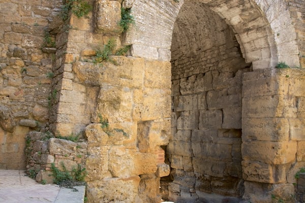 Porta all\'Arco welches beinhaltet historische Architektur