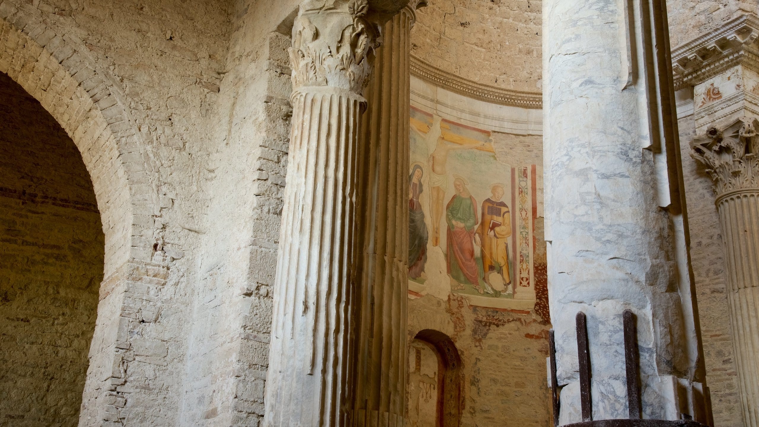 Visita Basílica de San Salvador en Spoleto Tours & Actividades