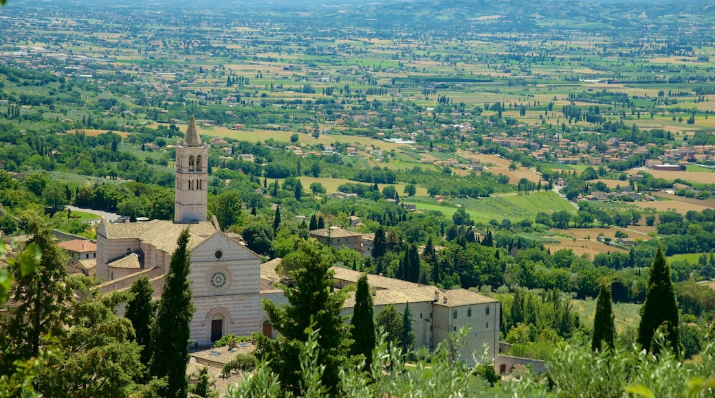 Basílica de Santa Clara ofreciendo tierras de cultivo, vistas de paisajes y una iglesia o catedral