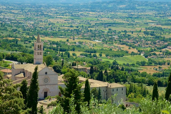 Basilica di Santa Chiara das einen Landschaften, Farmland und Kirche oder Kathedrale