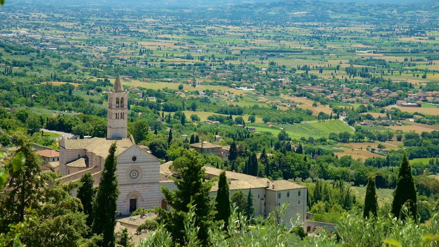Basilica di Santa Chiara das einen Landschaften, Farmland und Kirche oder Kathedrale
