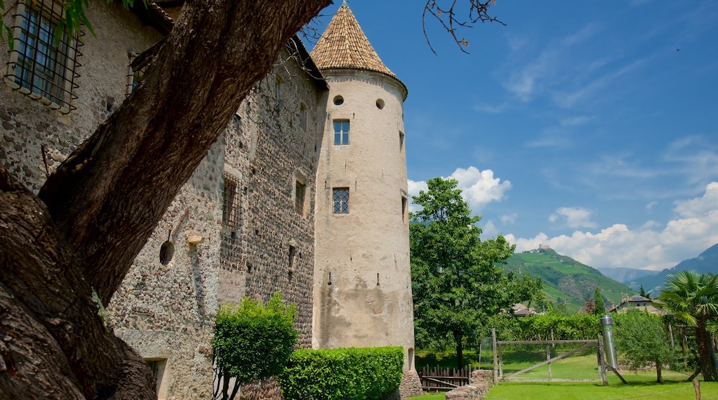 Castello Mareccio ofreciendo castillo o palacio