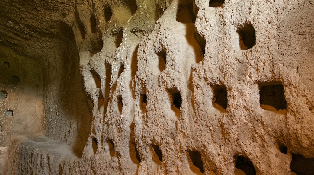 Grotte della Rupe che include oggetti d\'epoca e grotte