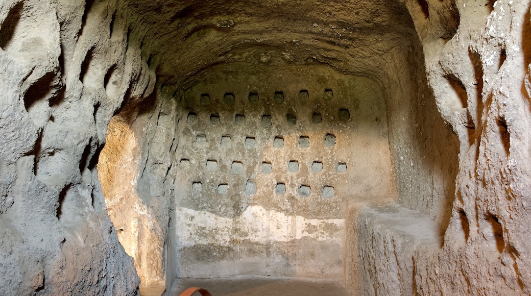 Ciudad subterránea etrusca de Orvieto mostrando cuevas y elementos del patrimonio