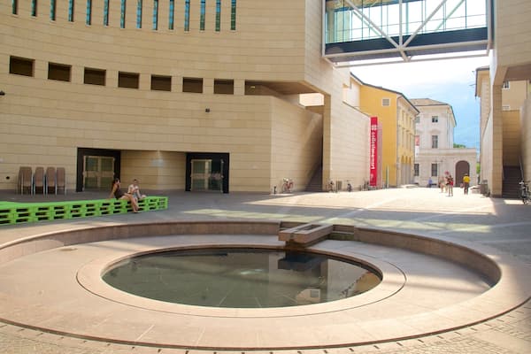 MART Museum für moderne und zeitgenössische Kunst mit einem Teich und moderne Architektur sowie kleine Menschengruppe