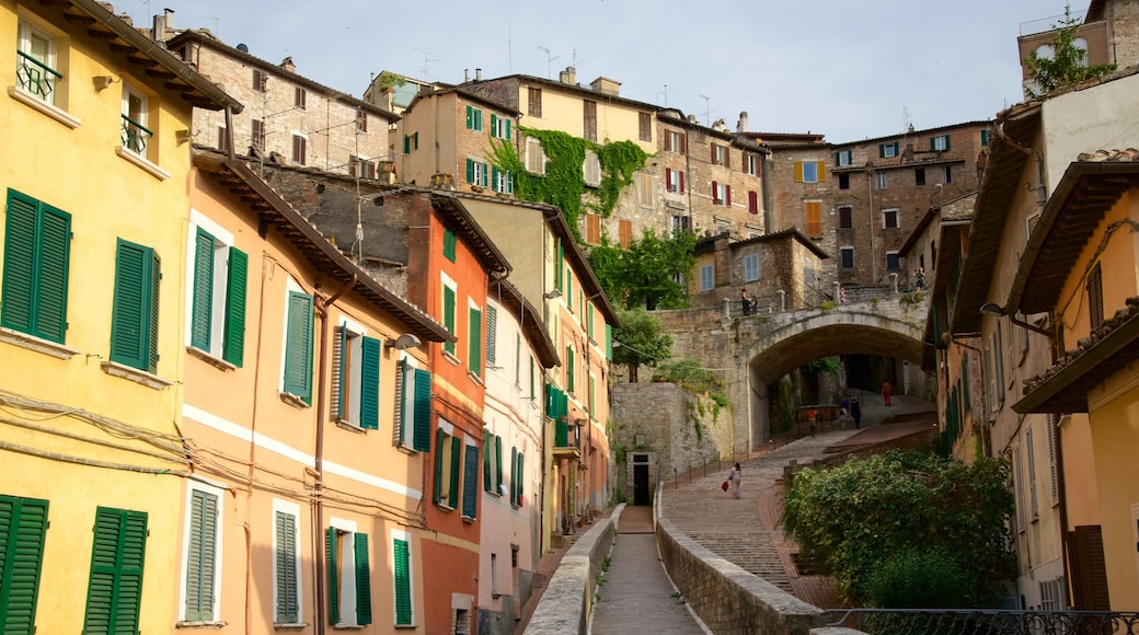 Acquedotto romano che include strade e piccola città o villaggio