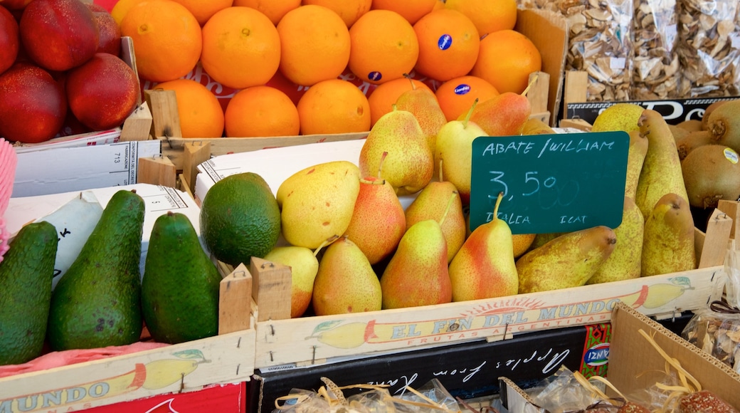 Bolzano que incluye mercados y comida