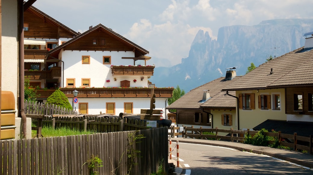 Ritten mit einem Haus und Kleinstadt oder Dorf