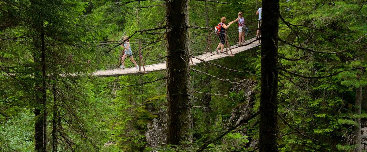 Trentino เนื้อเรื่องที่ สะพาน และ ป่า ตลอดจน คนกลุ่มเล็ก