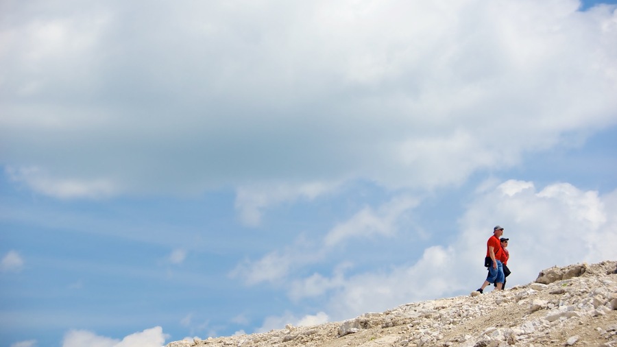 Trentino mostrando senderismo o caminata y horizonte y también una pareja