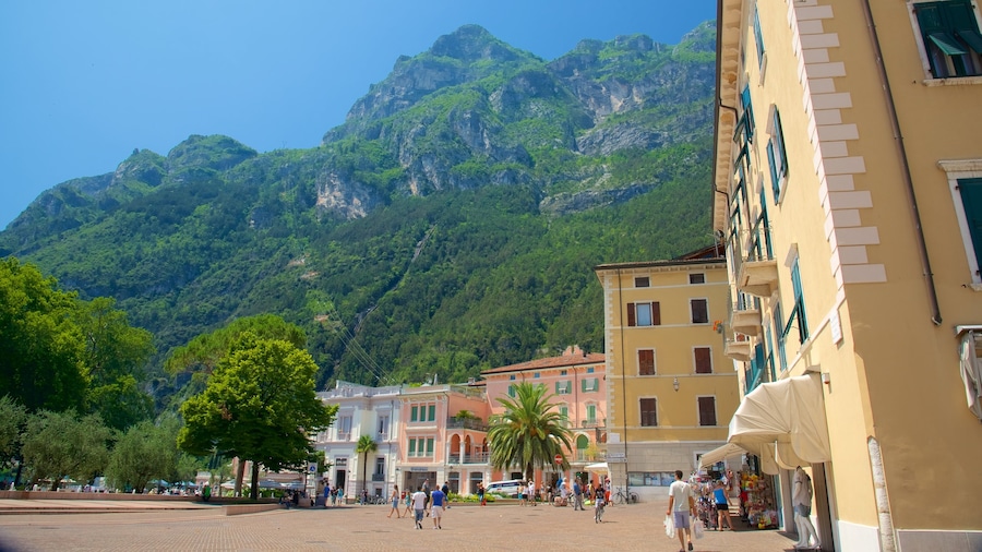 Trentino og byder på gadeliv, historiske bygningsværker og en kystby
