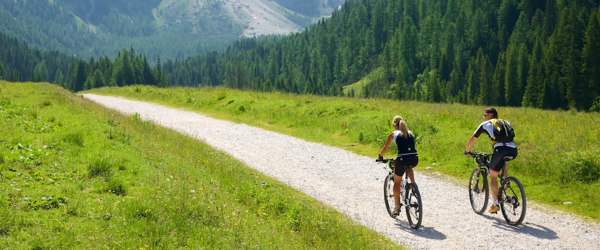 Trentino ofreciendo ciclismo de montaña y también una pareja