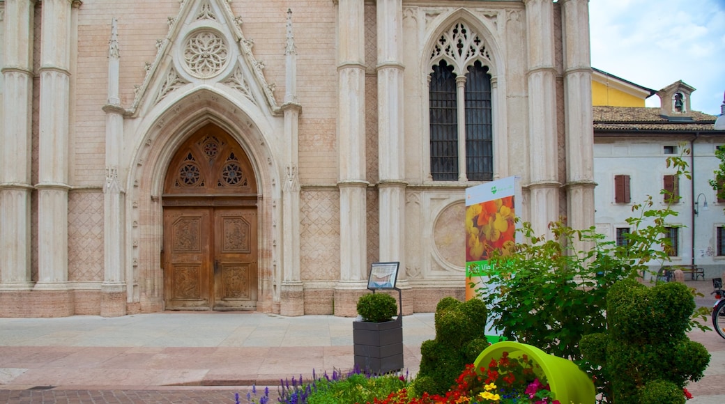 Trento showing a church or cathedral and heritage architecture