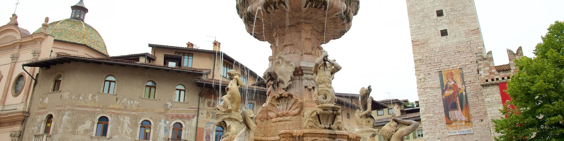 Trento showing a statue or sculpture, a fountain and heritage architecture