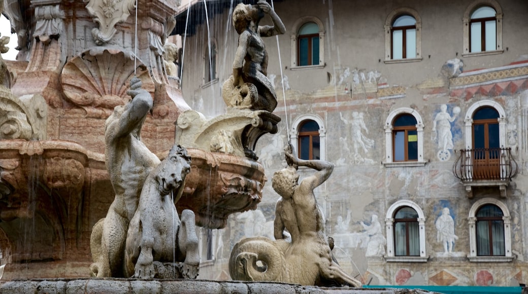 Trento som inkluderar en staty eller skulptur, en fontän och historisk arkitektur