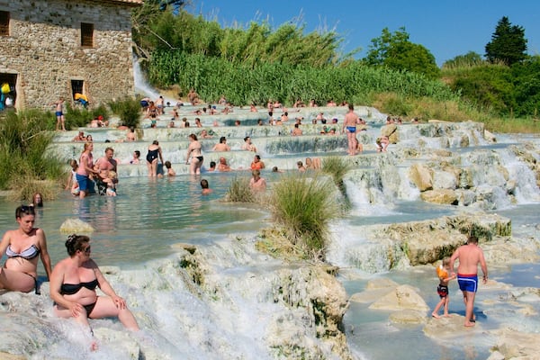 Grosseto Provinz mit einem heiße Quelle sowie große Menschengruppe