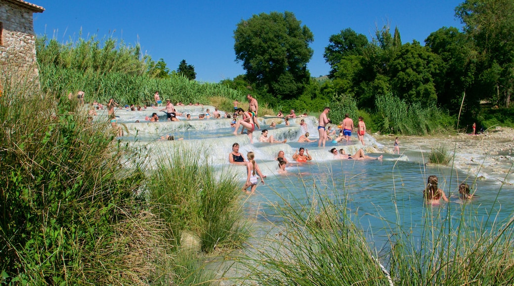 Grosseto som visar bad och en het källa såväl som en stor grupp av människor