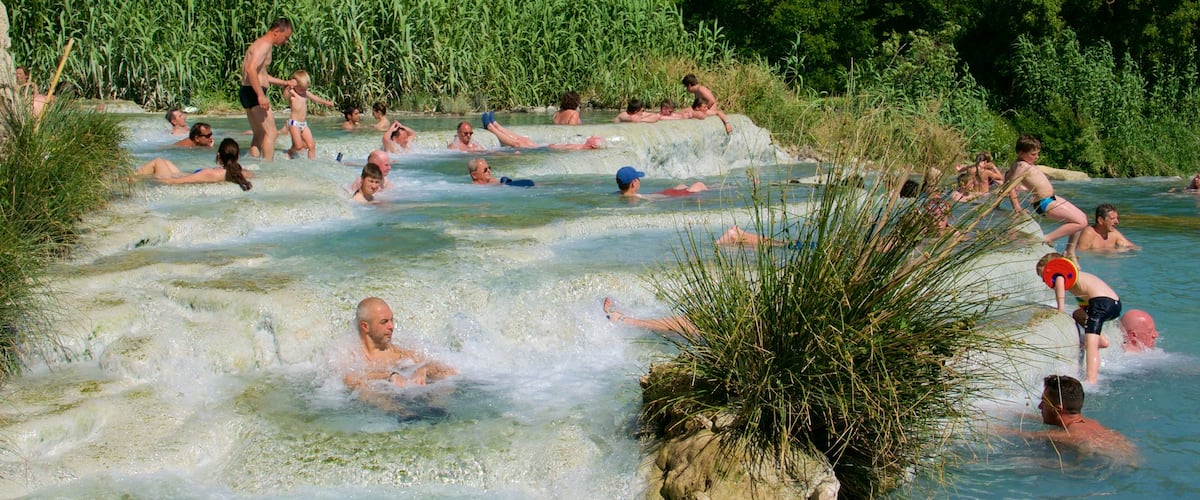 Grosseto que incluye natación y una fuente termal y también un gran grupo de personas