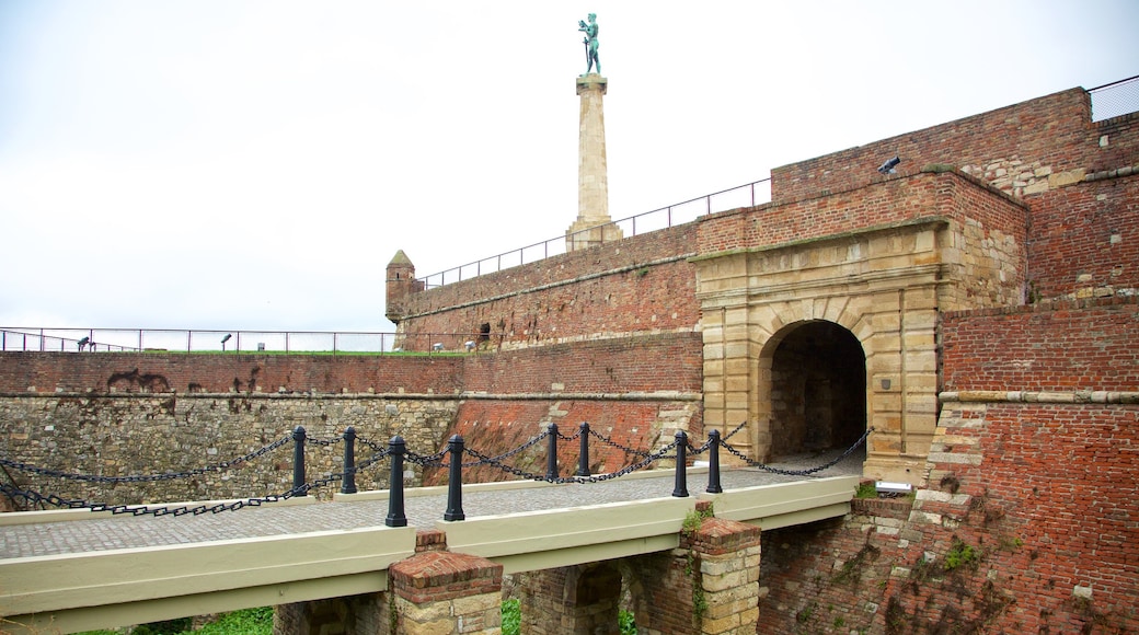 Pobednik que incluye patrimonio de arquitectura y un puente