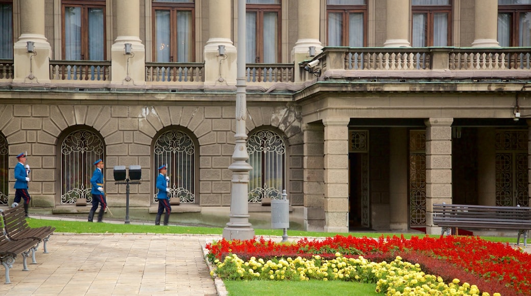 Belgrad presenterar blommor och historiska element såväl som en liten grupp av människor