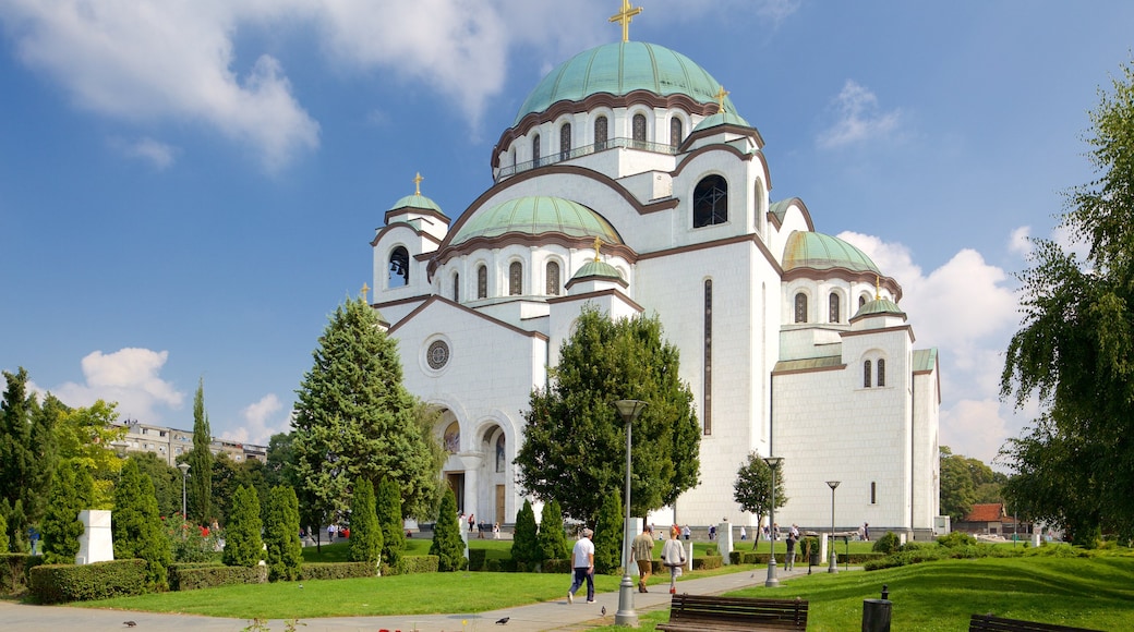 S:t Savas tempel presenterar historisk arkitektur, en kyrka eller katedral och en trädgård