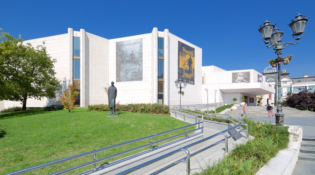 Teatro Nacional de Serbia mostrando una ciudad y escenas de teatro
