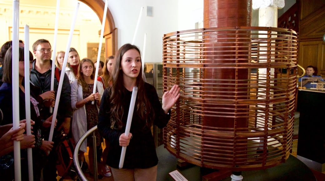 Nikola Tesla Museum assim como um pequeno grupo de pessoas