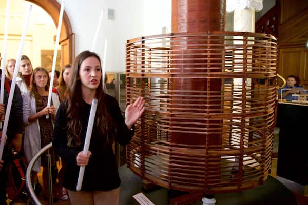 Nikola Tesla Museum sowie kleine Menschengruppe