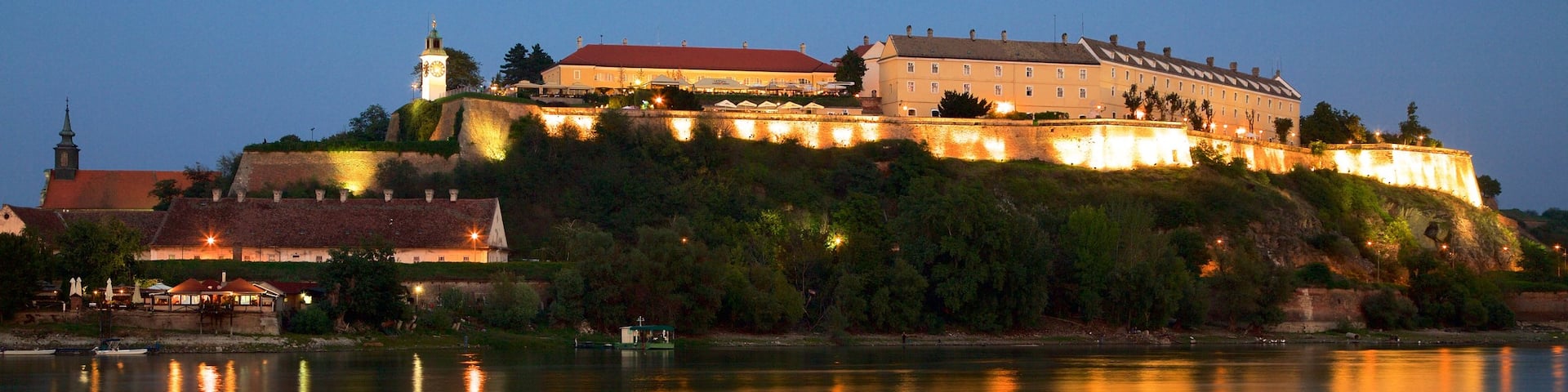 Petrovaradin Fortress welches beinhaltet Fluss oder Bach und bei Nacht