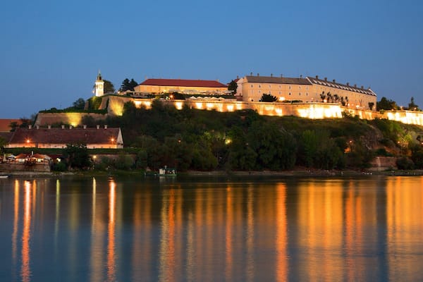 Petrovaradin Fortress welches beinhaltet Fluss oder Bach und bei Nacht
