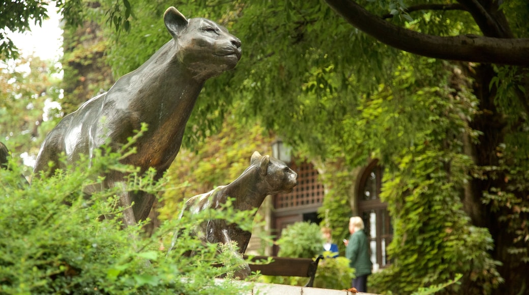 Zoológico de Belgrado caracterizando animais de zoológico e uma estátua ou escultura