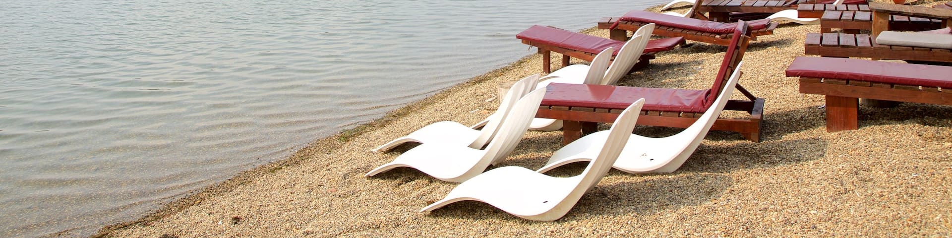 Ada Ciganlija mit einem Sandstrand und allgemeine Küstenansicht