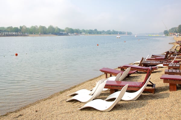 Ada Ciganlija mit einem Sandstrand und allgemeine Küstenansicht