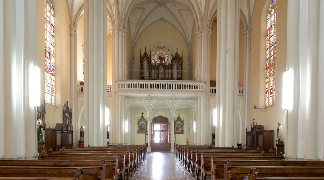 Church of the Virgin Mary toont een kerk of kathedraal en interieur