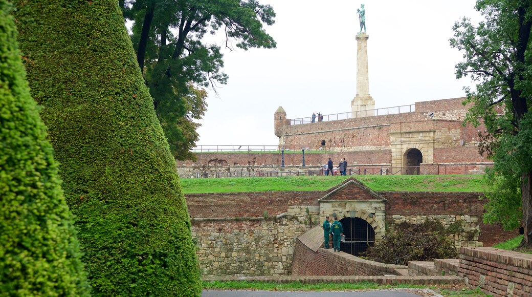 Pobednik som visar en trädgård och ett monument