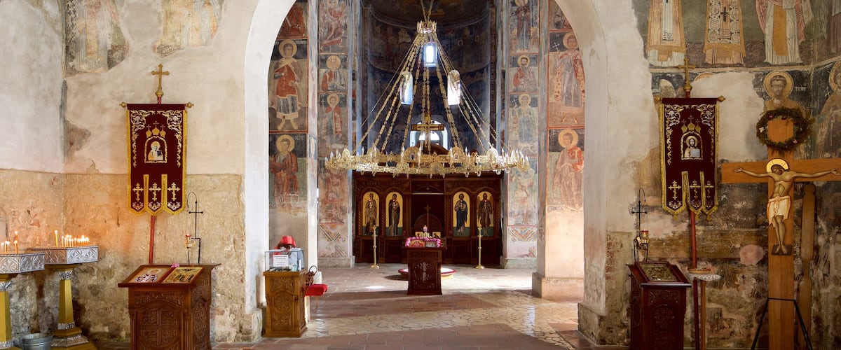 Novi Sad que incluye vistas interiores, elementos del patrimonio y una iglesia o catedral