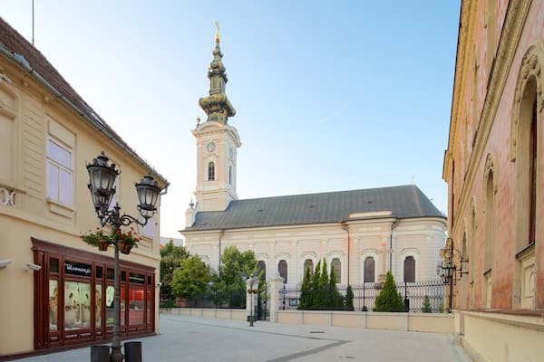 Novi Sad mit einem historische Architektur und Kirche oder Kathedrale