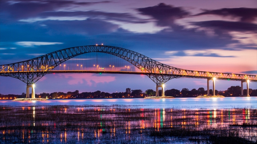 Trois-Rivieres mostrando un puente y escenas nocturnas