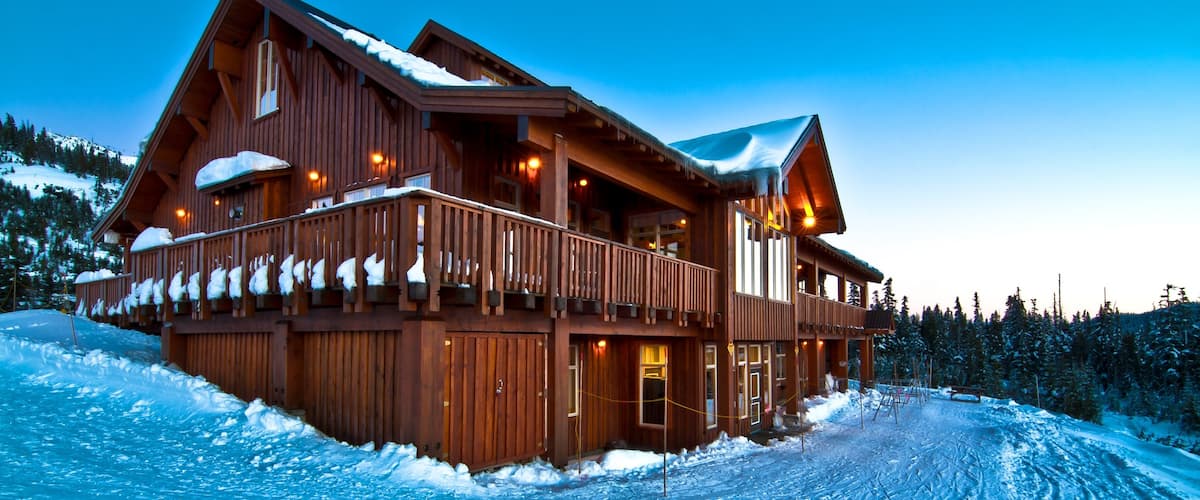 Mount Washington Alpine Resort welches beinhaltet Schnee und Luxushotel oder Resort